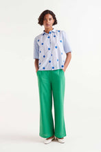 Load image into Gallery viewer, Compania Fantastică Short Sleeve Flower Shirt - Blue