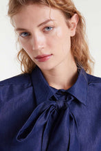 Load image into Gallery viewer, Compania Fantastică Chambray Bow Shirt - Blue